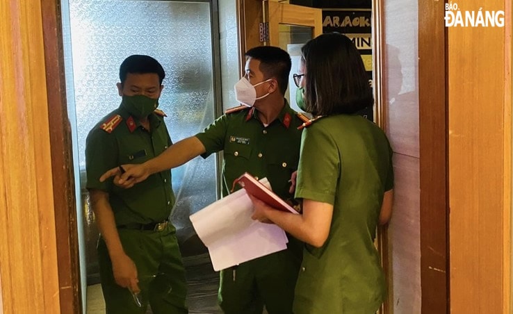 Lực lượng Cảnh sát PCCC và CNCH Công an thành phố kiểm tra  công tác PCCC tại một cơ sở karaoke trên địa bàn. Ảnh: L.H