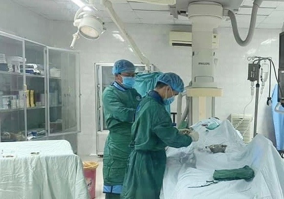 Bác sĩ Nguyễn Quốc Thái đang can thiệp cho bệnh nhân đột quỵ.
