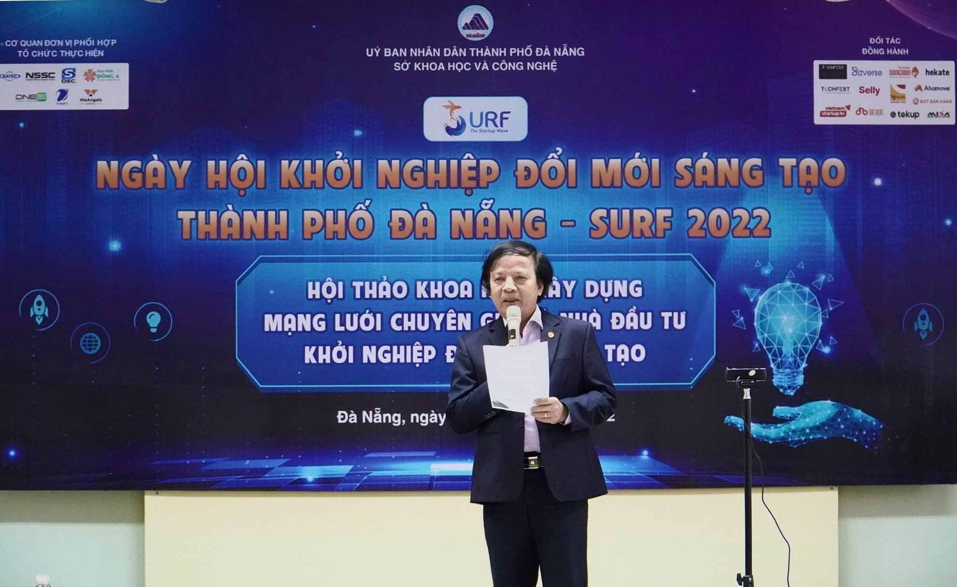 Ông Phạm Ngọc Sinh - Phó Giám đốc Sở KH-CN, Trưởng ban Điều hành hỗ trợ khởi nghiệp sáng tạo tỉnh tham gia đồng chủ trì hội thảo “Xây dựng mạng lưới chuyên gia và nhà đầu tư khởi nghiệp đổi mới sáng tạo” tại SURF 2022. Ảnh: PV