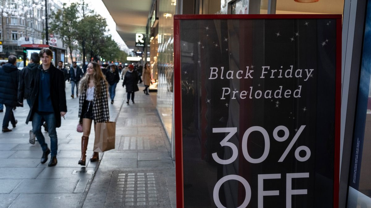 Tại Anh, nhiều trung tâm thương mại không còn cảnh chen chúc mua hàng Black Friday năm nay. Ảnh: Mylondon