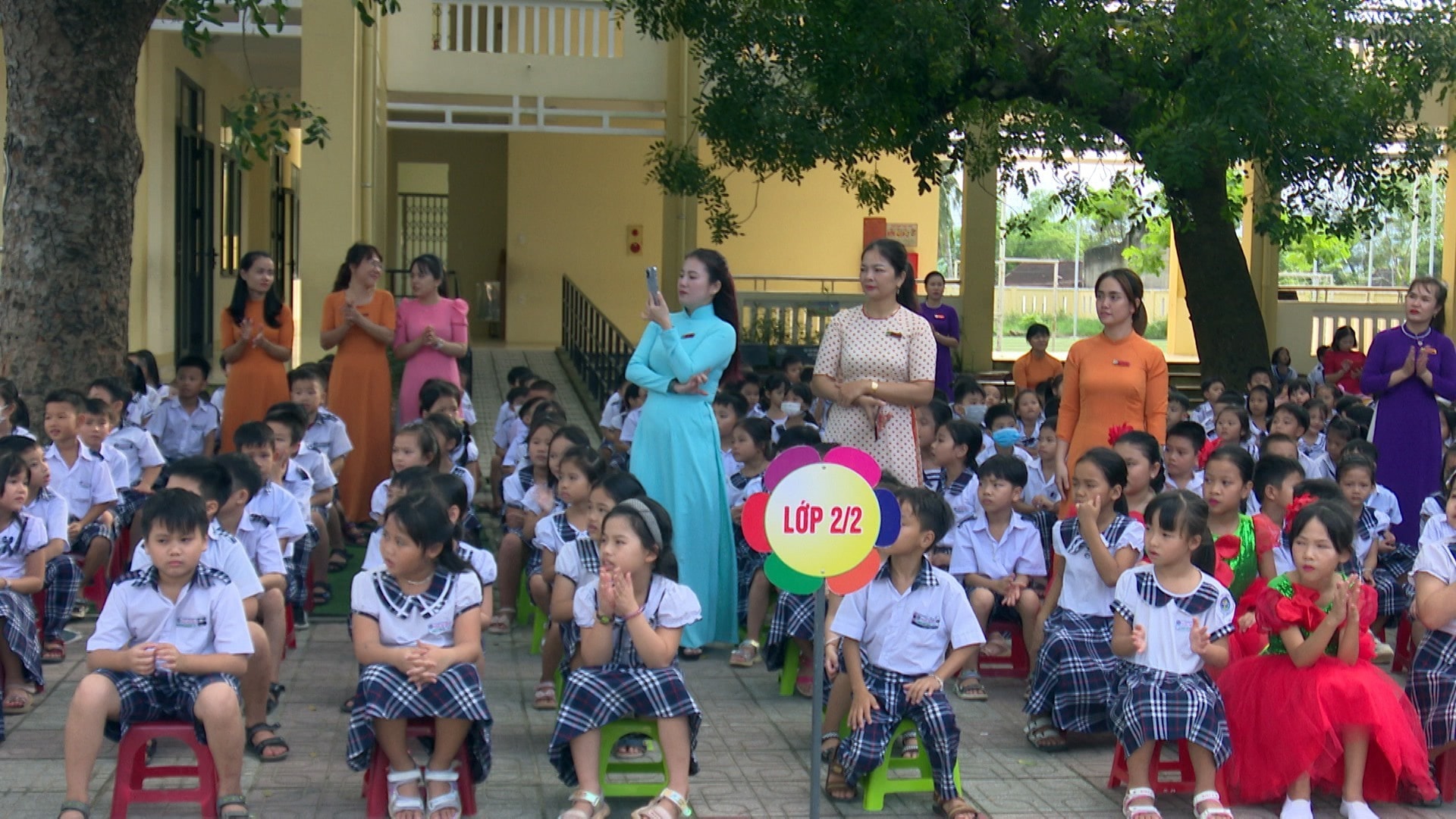 Students taking part in the extracurricular activities at Ngo Quyen Primary School