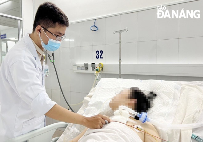 Một bệnh nhân đang được điều trị bằng kỹ thuật ECMO - kỹ thuật khám chữa bệnh hiện đại, được ví là “cứu cánh” cuối cùng cho những ca bệnh nặng do ngưng tuần hoàn, suy hô hấp cấp được áp dụng từ năm 2015 tại Bệnh viện Đà Nẵng.Ảnh: K.H