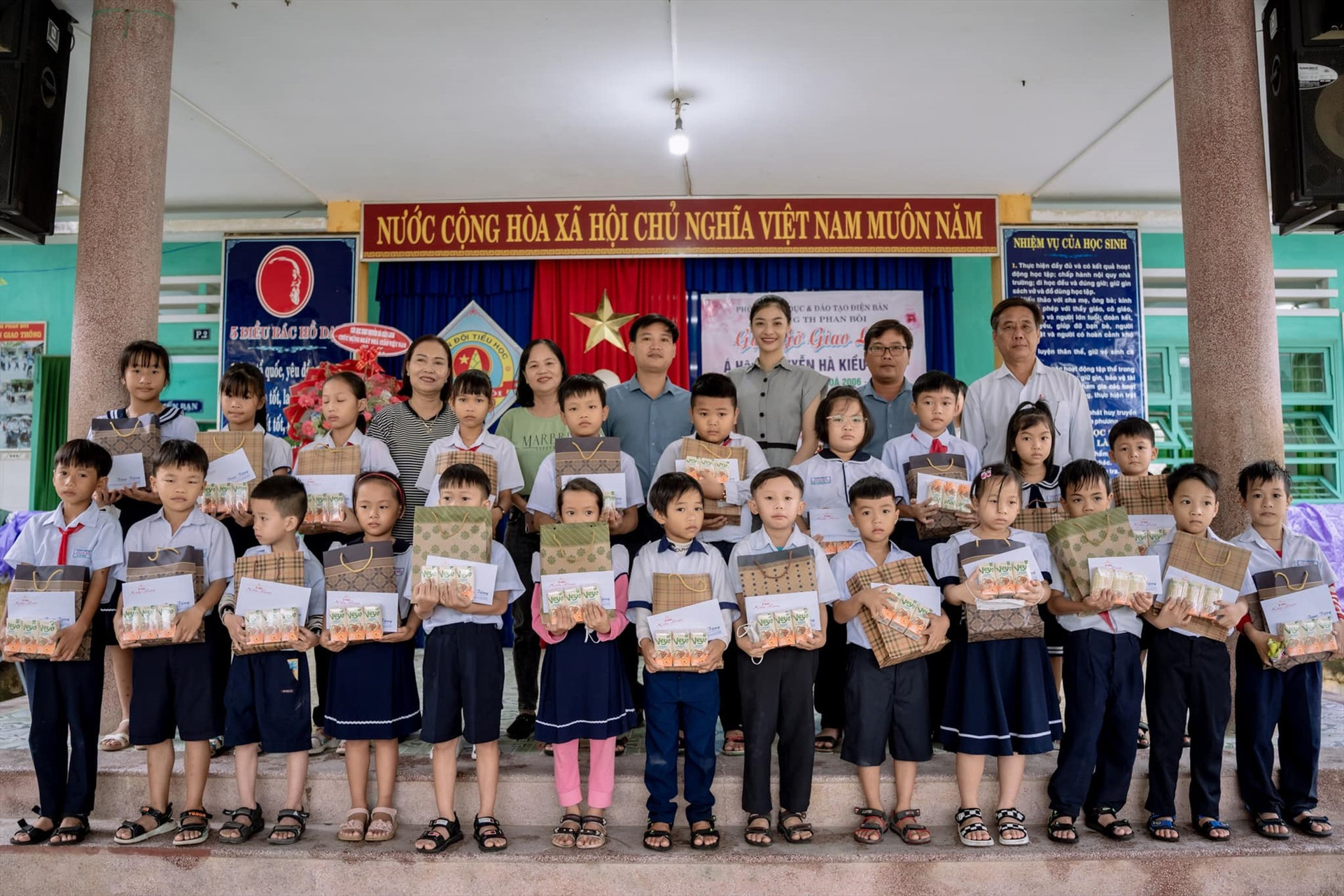 Trao tặng cho học sinh khó khăn tại các trường thuộc phường Điện An (Điện Bàn). Ảnh: N.H