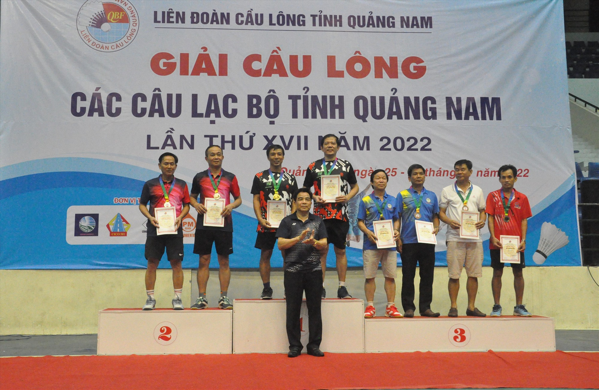 Chủ tịch Liên đoàn Cầu lông tỉnh Lê Văn Dũng trao huy chương cho các vận động viên. Ảnh: T.V