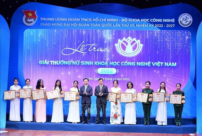 Bí thư T.Ư Đoàn, Chủ tịch T.Ư Hội Sinh viên Việt Nam Nguyễn Minh Triết, Thứ trưởng Bộ Khoa học và Công nghệ Việt Nam Bùi Thế Duy trao Giải thưởng Nữ sinh KHCN Việt Nam năm 2022. Ảnh: Minh Đức/TTXVN