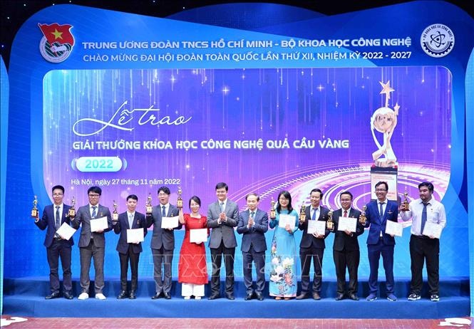Phó Trưởng ban Thường trực Ban Dân vận Trung ương Phạm Tất Thắng và Bí thư thứ Nhất Trung ương Đoàn Bùi Quang Huy trao Giải thưởng KHCN Quả Cầu Vàng năm 2022. Ảnh: Minh Đức/TTXVN