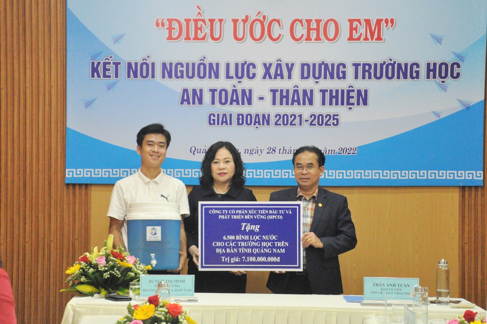 Phó Chủ tịch UBND tỉnh Trần Anh Tuấn nhận quà tặng của các nhà tài trợ do Thứ trưởng Ngô Thị Minh trao. Ảnh: X.P
