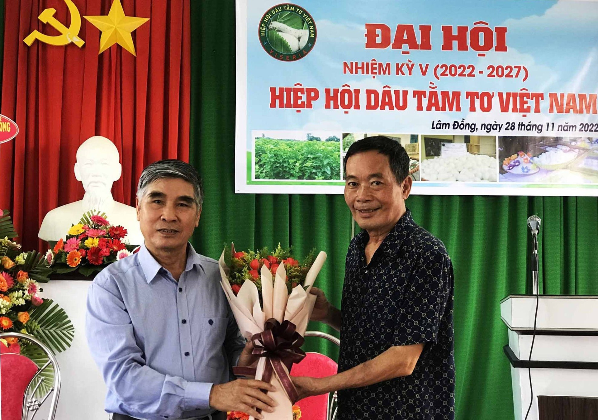 Ông Đặng Vĩnh Thọ (phải) nguyên Chủ tịch tăngj hoa chúc mừng ông Lê Quang Tú tân chủ tịch.