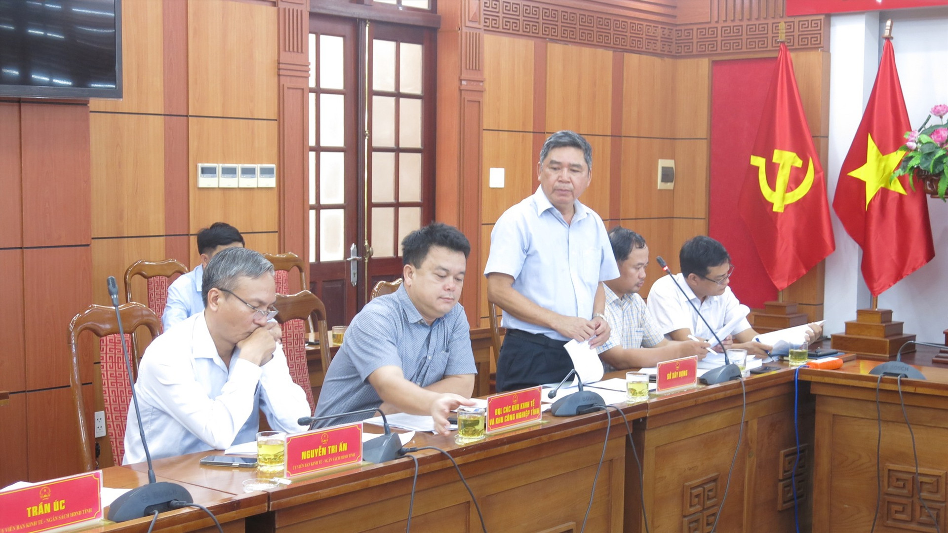 Giám đốc Sở Xây dựng Nguyễn Phú phân tích báo cáo và giải trình, trao đổi các thắc mắc của thành viên Ban kinh tế - ngân sách
