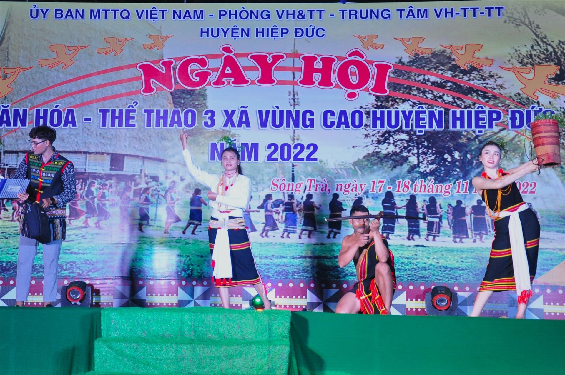 Phần thi trang phục truyền thống của đơn vị xã Phước Gia có sự kết hợp giữa truyền thống và hiện đại. Ảnh: ANH NHI