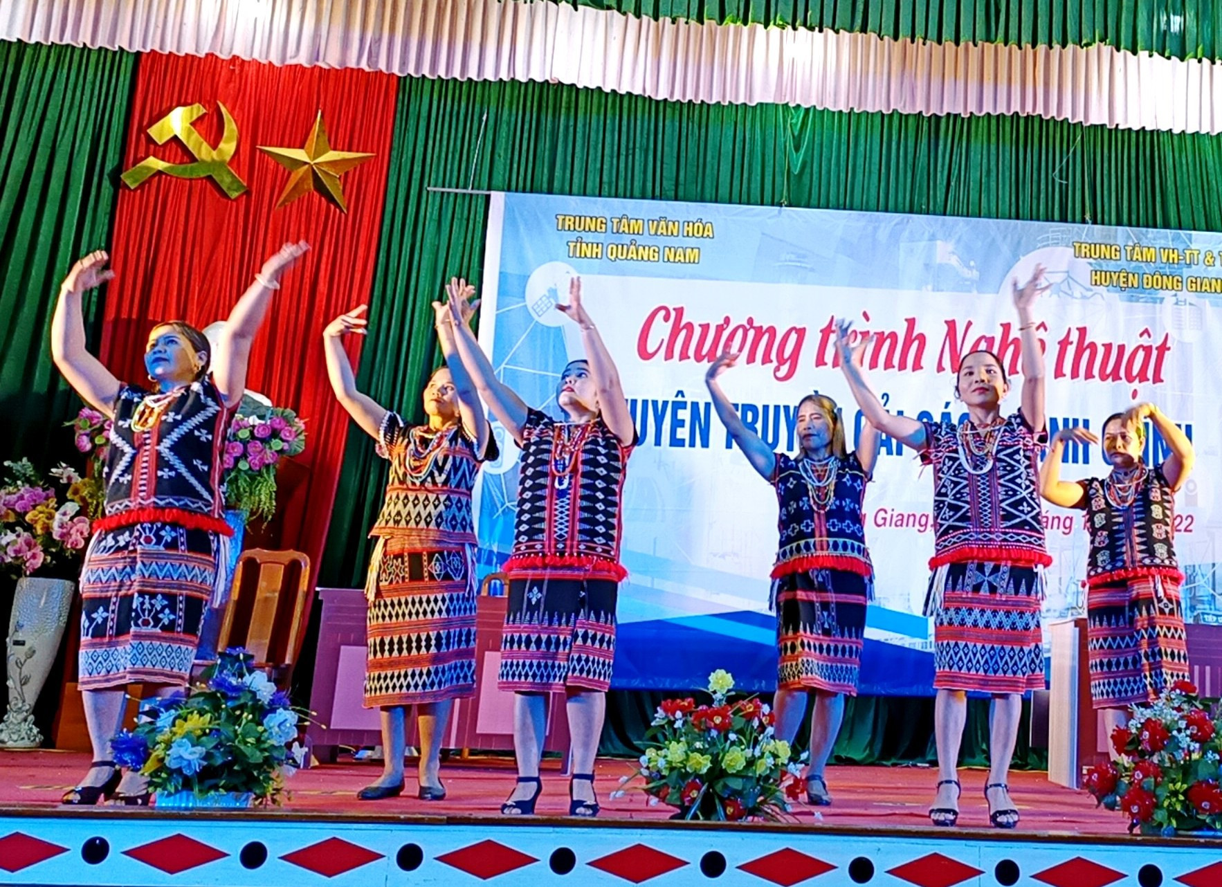 Chương trình nghệ thuật “Tuyên truyền CCHC” do Trung tâm Văn hóa tỉnh phối hợp tổ chức vào tối 24/11/2022 tại Đông Giang. Ảnh: ĐHT