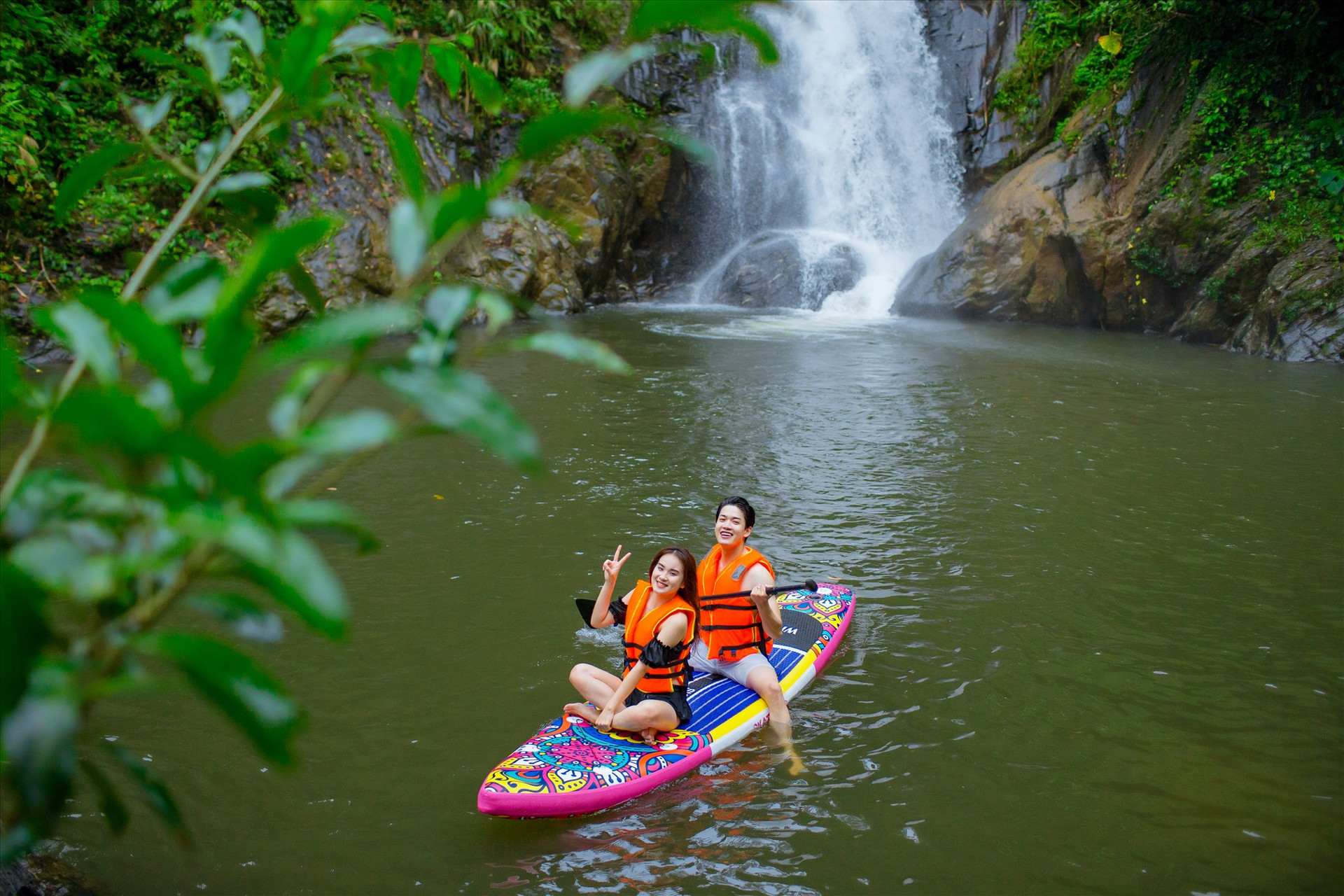 Du khách khám phá một trong những thác nước trong “Cổng Trời Đông Giang“. Ảnh: FVG