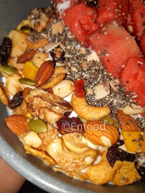 Thực đơn ăn kiêng 7 ngày an toàn không thể thiếu ngũ cốc Granola.