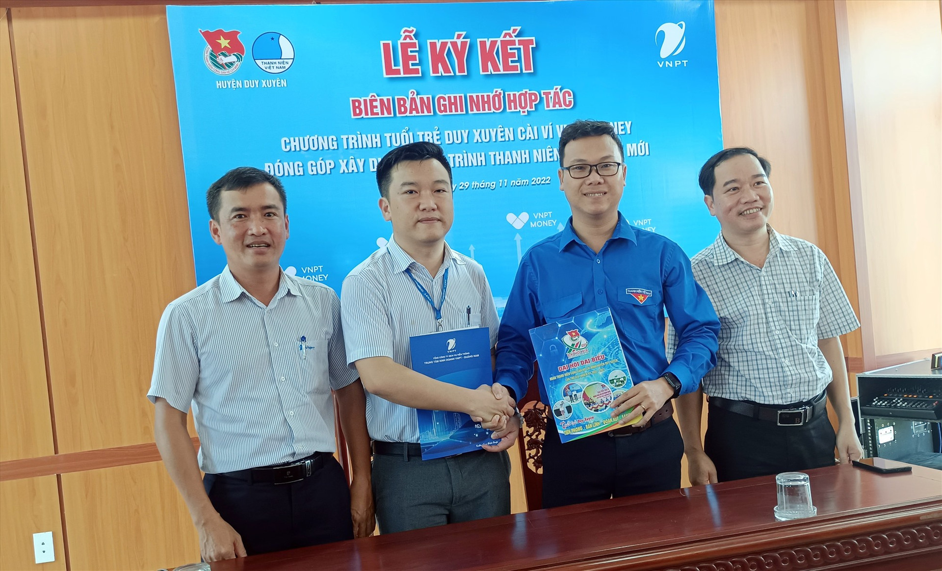 Huyện đoàn Duy Xuyên và VNPT ký kết chương trình phối hợp cài ví VNPT money.