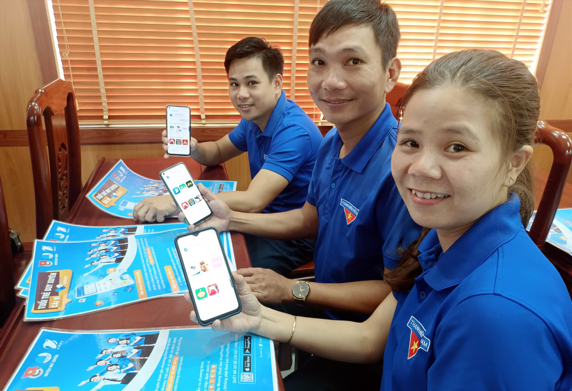 Đoàn viên thanh niên huyện Duy Xuyên tham gia cài app VNPT money trên điện thoại.