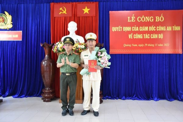 Giám đốc Công an tỉnh trao quyết định bổ nhiệm cho Thượng tá Huỳnh Tấn Mười.