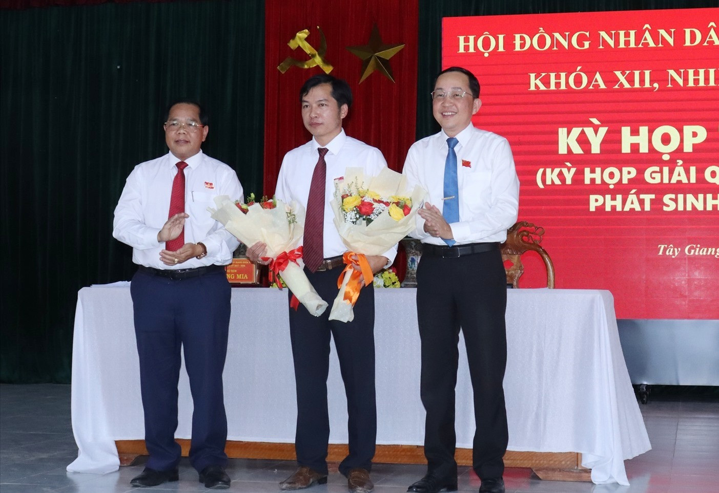Ông Mạc Như Phương (ở giữa) được bầu giữ chức Phó Chủ tịch UBND huyện Tây Giang. Ảnh H.Thúy