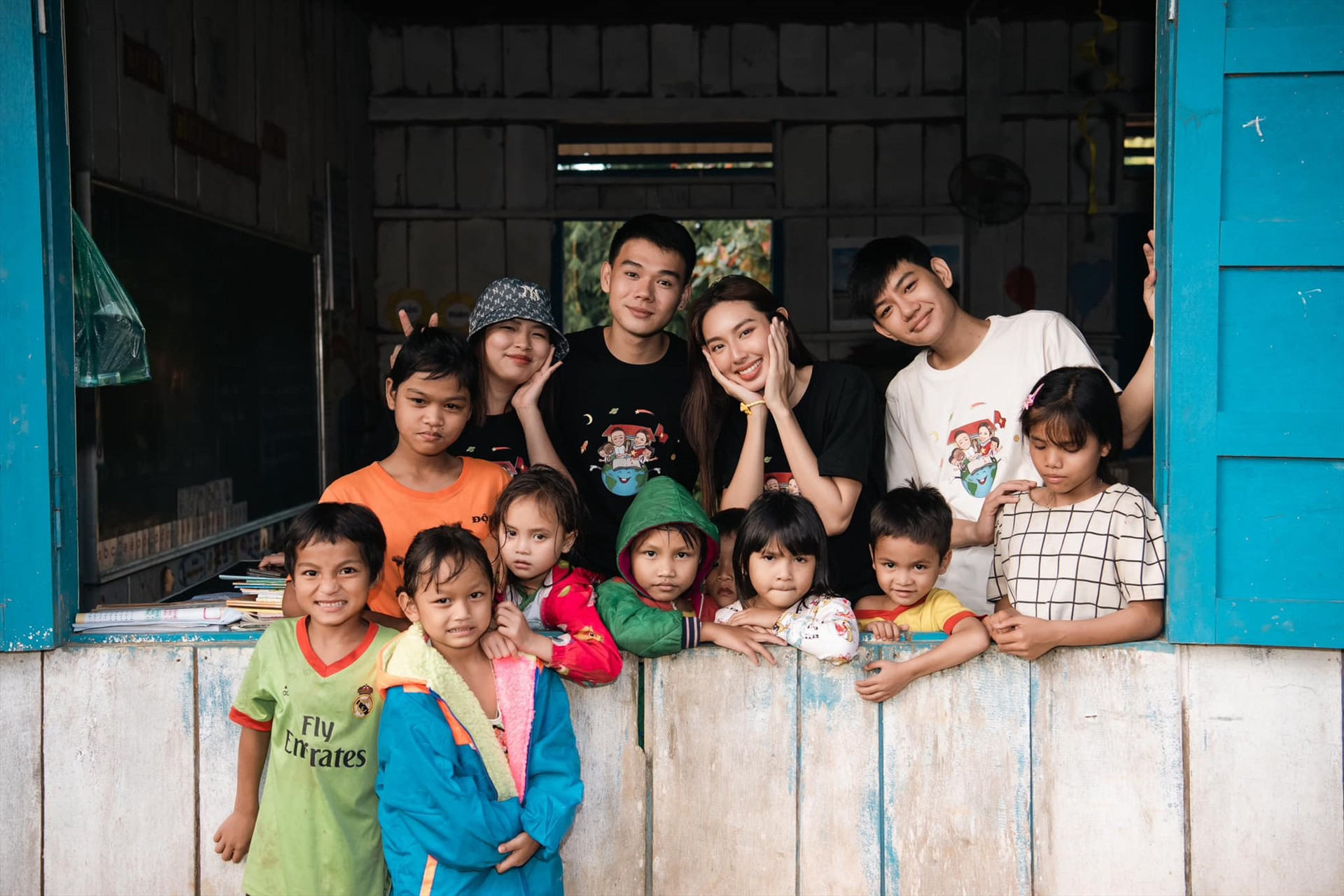 Hoa hậu Thuỳ Tiên cùng các em nhỏ tại điểm trường nóc ông Dũ (xã Trà Vân, huyện Nam Trà My).