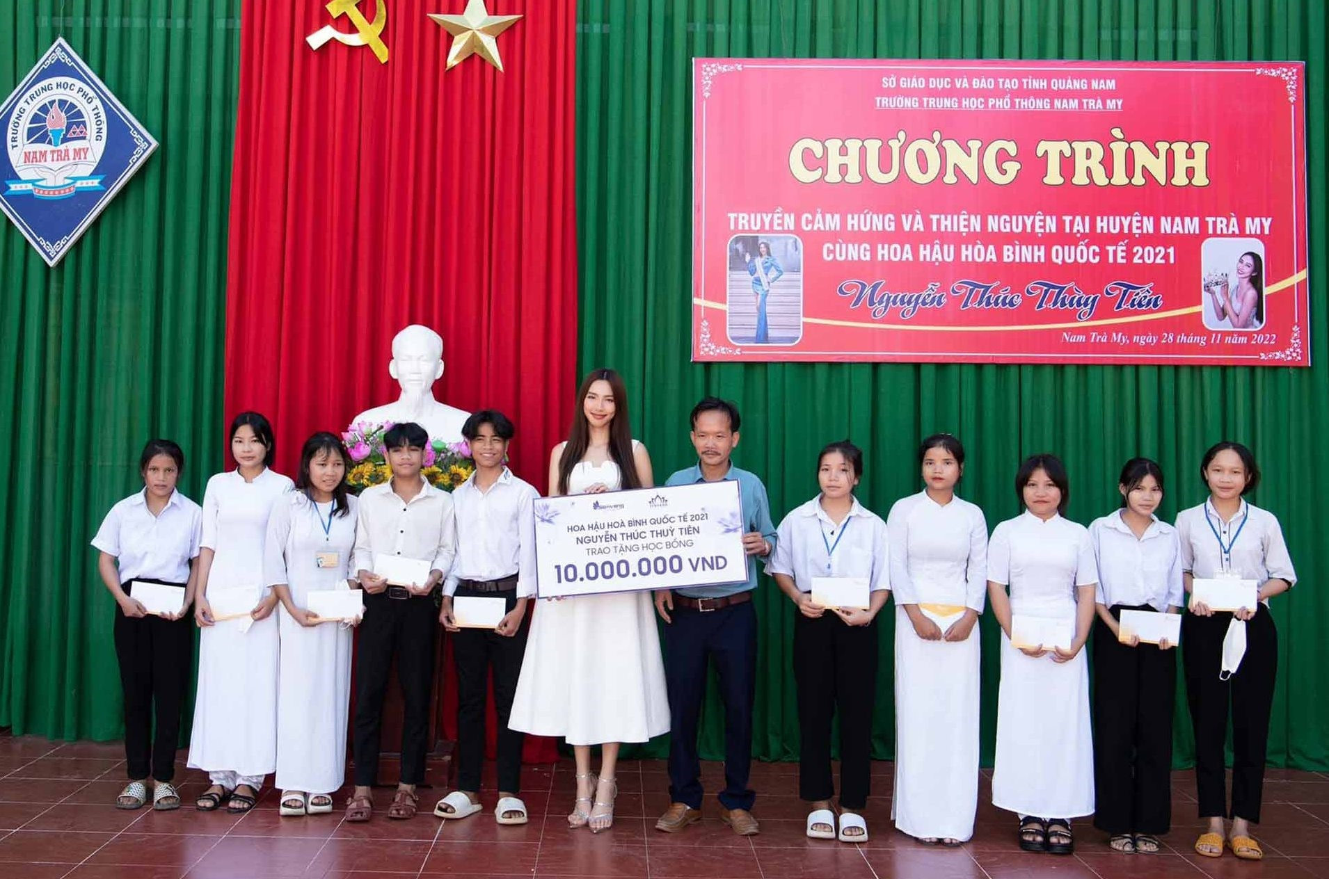 Hoa hậu Thùy Tiên trao tặng học bổng cho học sinh có hoàn cảnh đặc biệt.