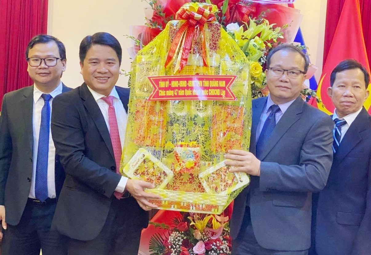 Phó Chủ tịch UBND tỉnh Trần Văn Tân tặng quà cho Tổng Lãnh sự quán Lào tại TP.Đà Nẵng. Ảnh: K.L