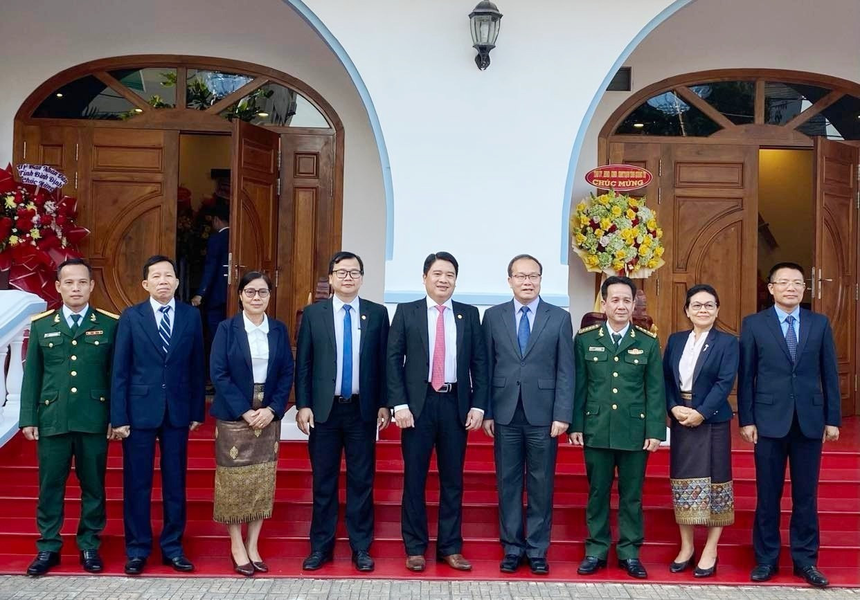 Đoàn đại biểu Quảng Nam chụp ảnh lưu niệm với Lãnh sự quán Lào tại TP.Đà Nẵng. Ảnh: K.L