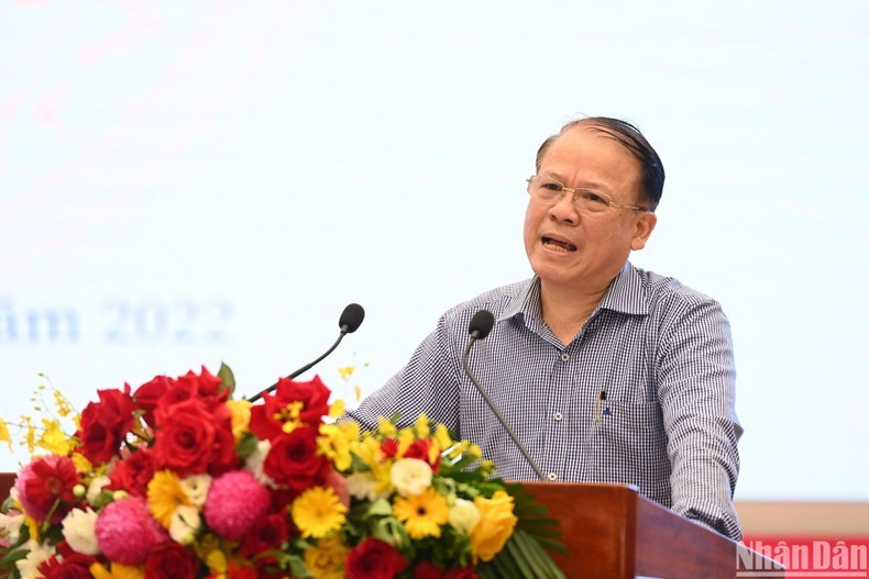 GS-TS.Trần Văn Phòng, nguyên Viện trưởng Viện Triết học, Học viện Chính trị quốc gia Hồ Chí Minh trình bày tham luận tại Hội thảo. (Ảnh: THÀNH ĐẠT)
