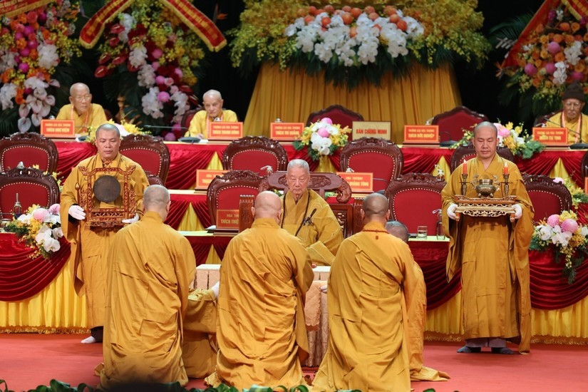 Đại hội tiến hành nghi thức Phật giáo suy tôn Đức Pháp chủ Giáo hội Phật giáo Việt Nam. Ảnh: vov.vn