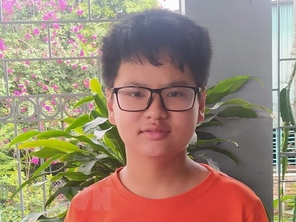 Cháu Hoàng Mạnh Chiến, học sinh lớp 7A2 Trường THCS Cẩm Thịnh, thành phố Cẩm Phả, tỉnh Quảng Ninh, dũng cảm cứu ông cụ 69 tuổi thoát chết bị ngã trên đường ray. (Ảnh: TTXVN phát)
