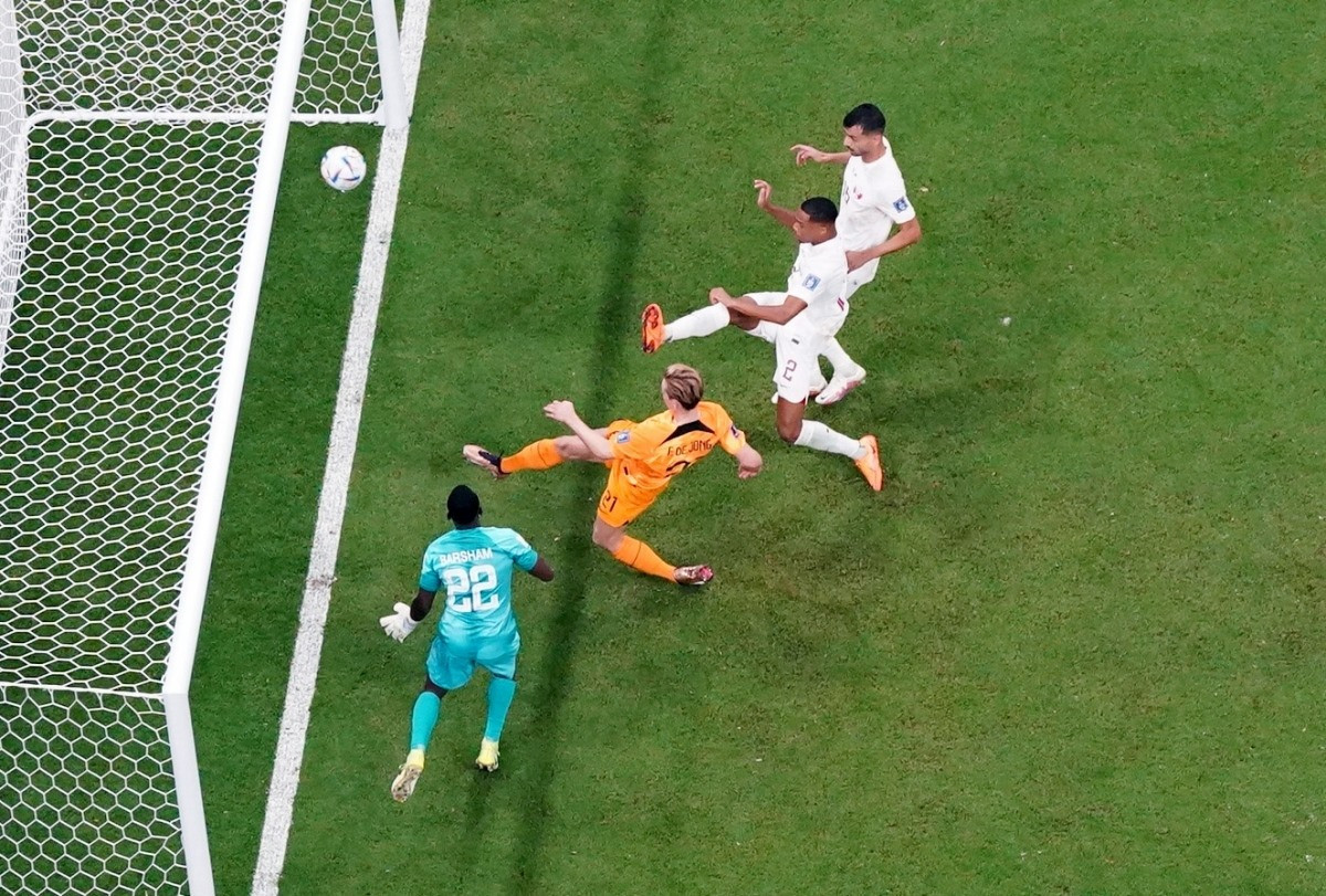 Hà Lan (áo cam) thắng dễ với tỷ số 2-0.