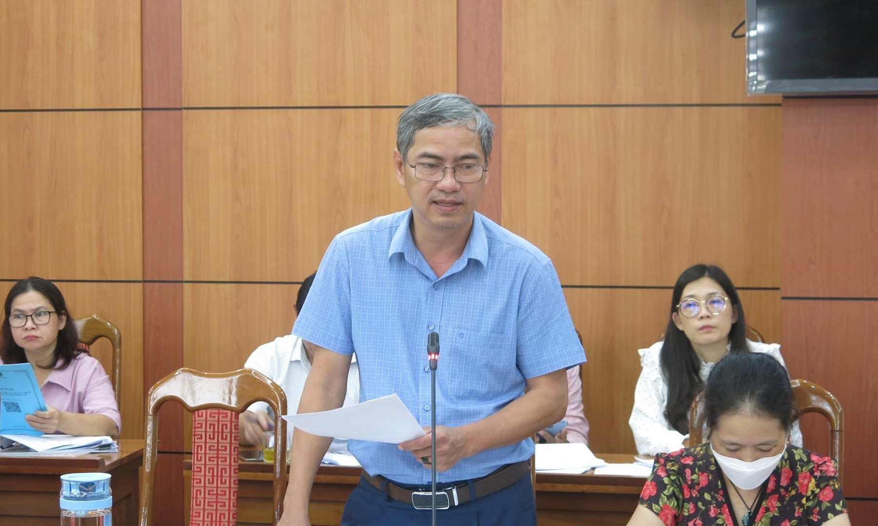 Phó giám đốc Sở KH&ĐT Nguyễn Hưng trình bày báo cáo và giải trình trước Thường trực HĐND