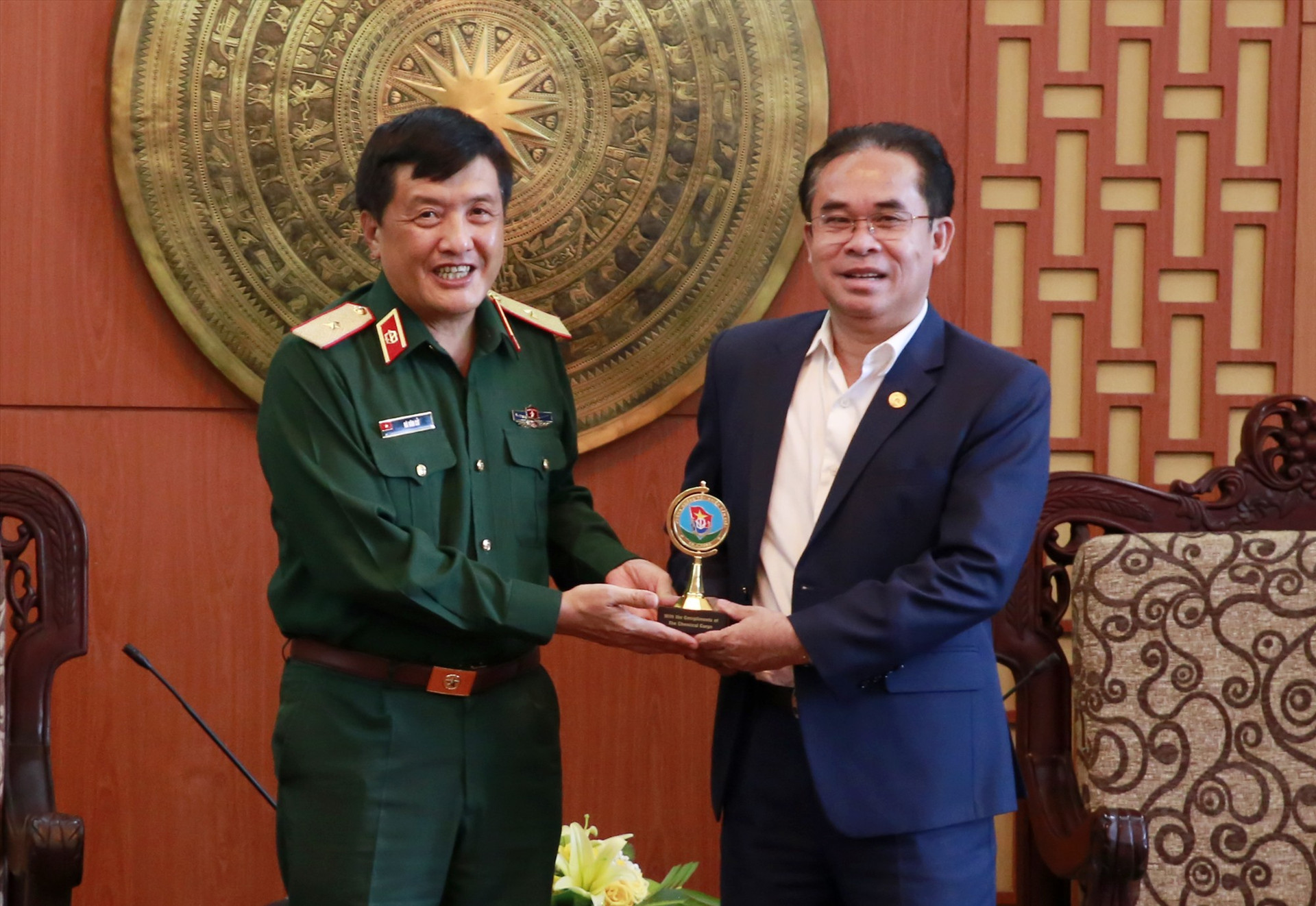 Thiếu tướng Hà Văn Cử tặng biểu trưng của lực lượng Binh chủng hóa học cho Phó Chủ tịch UBND tỉnh Trần Anh Tuấn