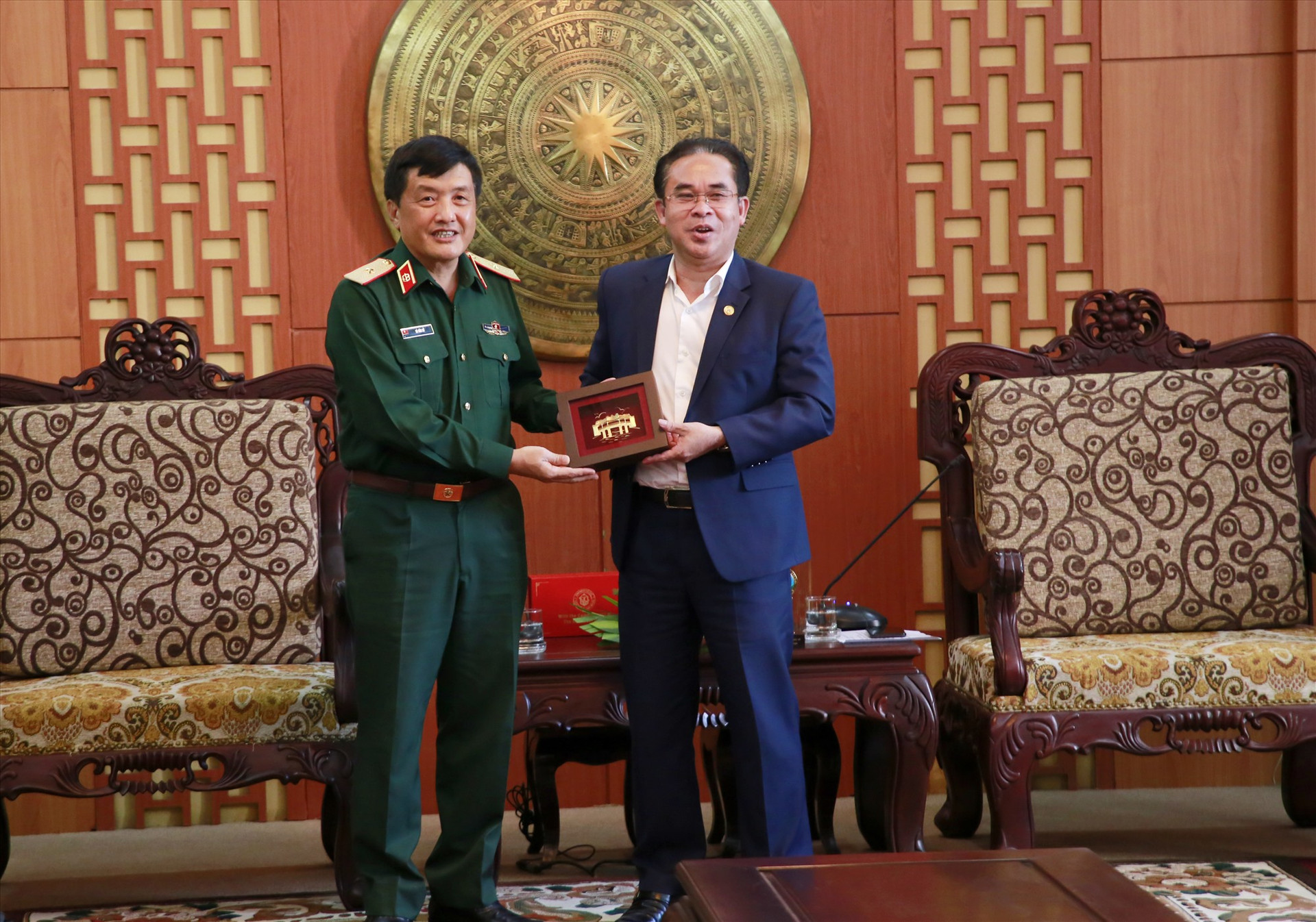 Ông Trần Anh Tuấn tặng biểu trưng của Quảng Nam cho Thiếu tướng Hà Văn Cử. Ảnh: P.V