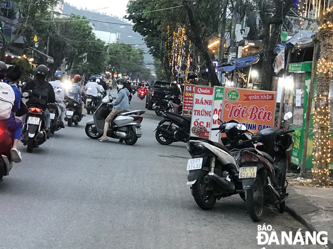 Tình trạng để bảng quảng cáo lấn chiếm tại đường Phạm Như Xương. Ảnh: KHÁNH HUYỀN