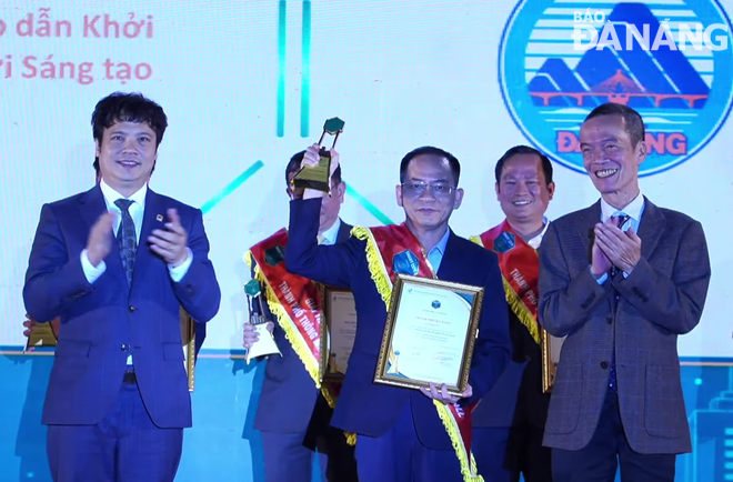 Giám đốc Sở Khoa học và Công nghệ Lê Đức Viên nhận giải thưởng lĩnh vực thành phố hấp dẫn khởi nghiệp đổi mới sáng tạo. Ảnh: M.Q