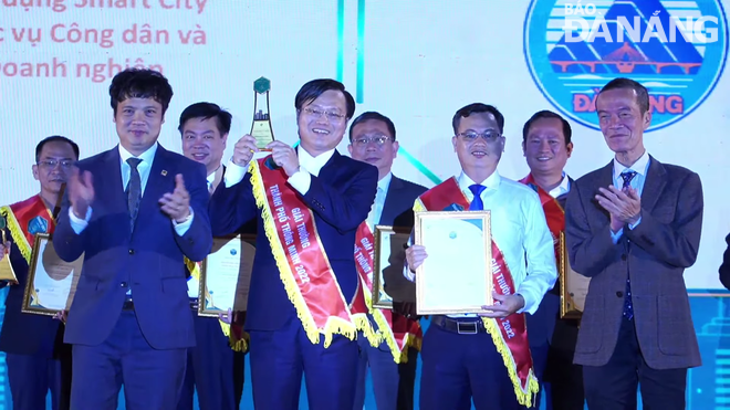 Phó Giám đốc Sở Thông tin và Truyền thông Trần Ngọc Thạch (thứ 2, phải qua) nhận giải thưởng lĩnh vực ứng dụng thành phố thông minh đã và đang triển khai trên thực tế, đem lại hiệu quả cho người dân, doanh nghiệp và xã hội. Ảnh: M.Q