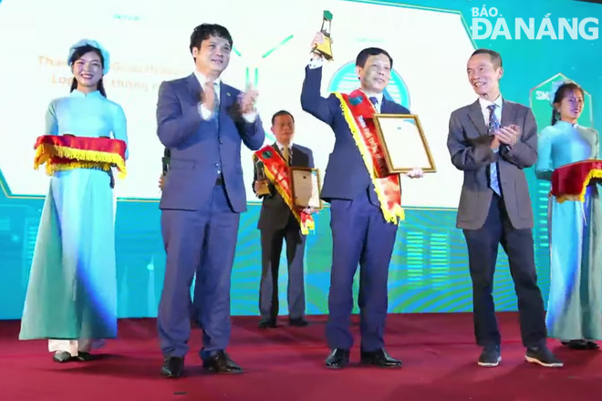 Phó Giám đốc phụ trách Sở Giao thông Vận tải Bùi Hồng Trung (giữa) nhận giải thưởng lĩnh vực thành phố giao thông và logistics thông minh. Ảnh: M.Q
