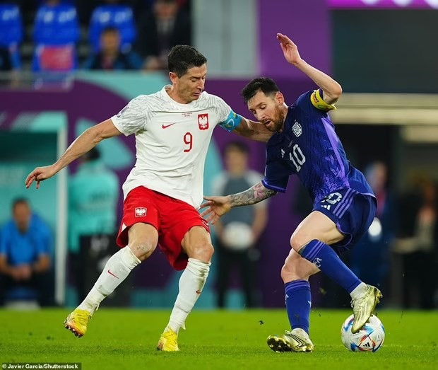 Lewandowski và Ba Lan bại trận nhưng vẫn giành vé đi tiếp. (Nguồn: Daily Mail)