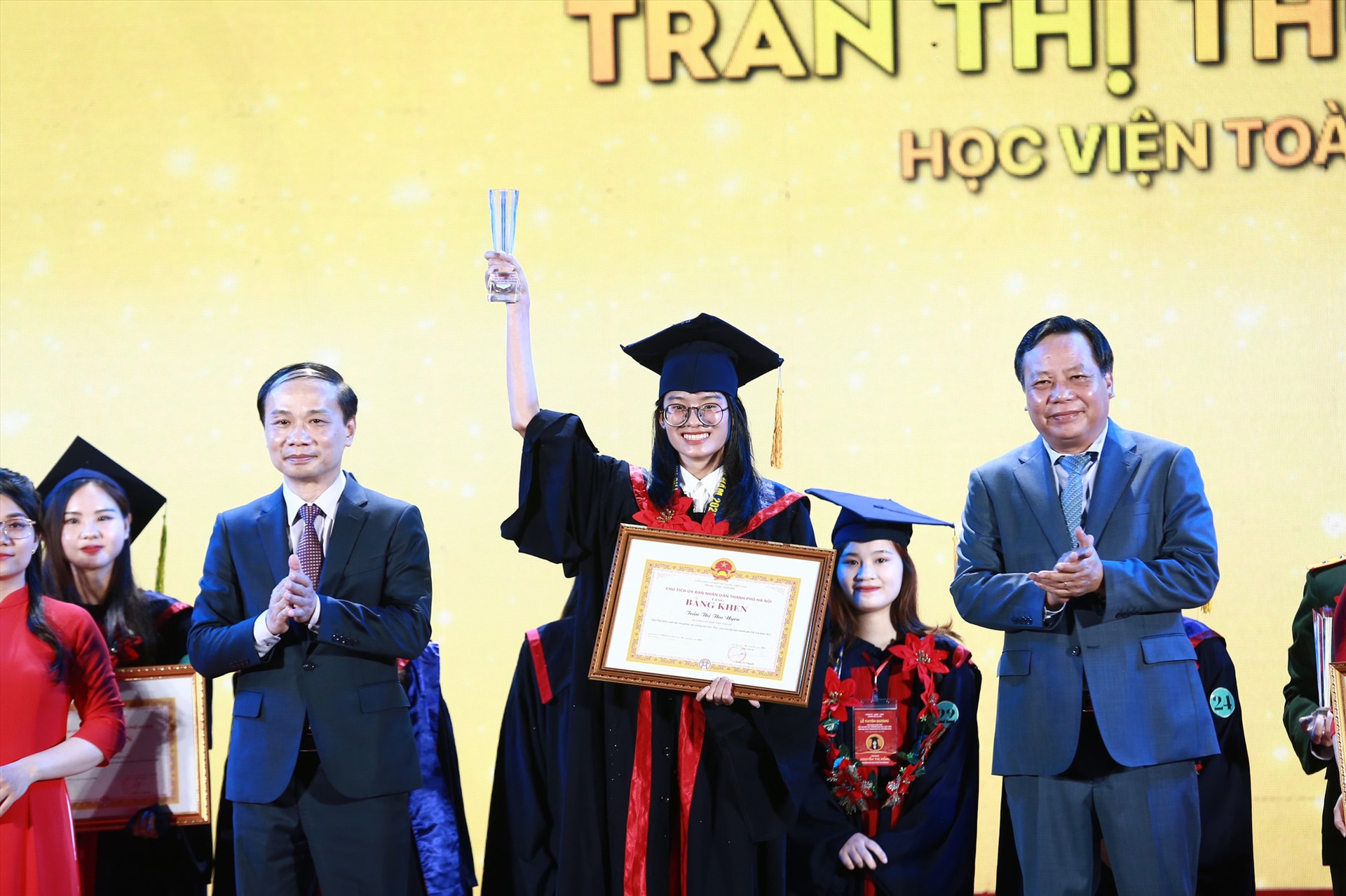 Trần Thị Thu Uyên là thủ khoa tốt nghiệp đại học xuất sắc được UBND TP.Hà Nội tuyên dương tại Văn Miếu - Quốc Tử Giám (Hà Nội). Ảnh: NVCC