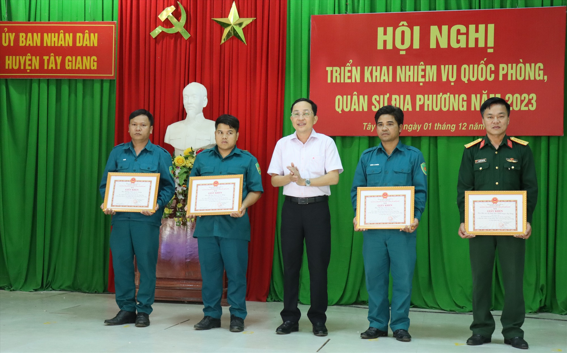 UBND huyện Tây Giang tặng giấy khen cho tập thể có thành tích tốt trong phong trào thi đua Quyết thắng,  nhiệm vụ QSQP năm 2022. Ảnh H.Thúy