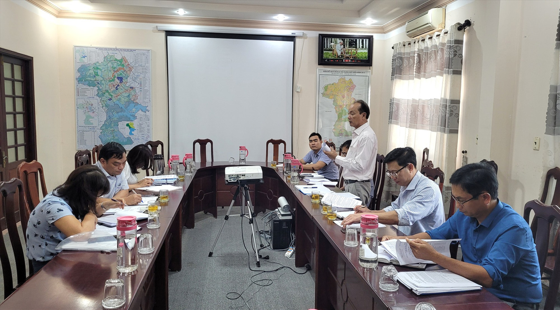 Phòng NN&PTNT huyện Phú Ninh báo cáo công tác triển khai thực hiện NQ 35 trên địa bàn huyện Phú Ninh. Ảnh: M.L
