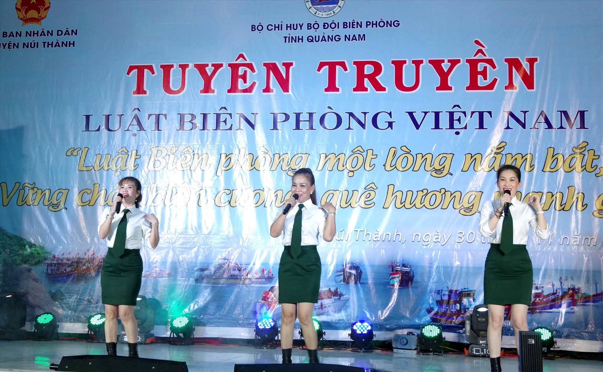 Tốp nữ Đội tuyên truyền văn hóa BĐBP tỉnh biễu diễn.