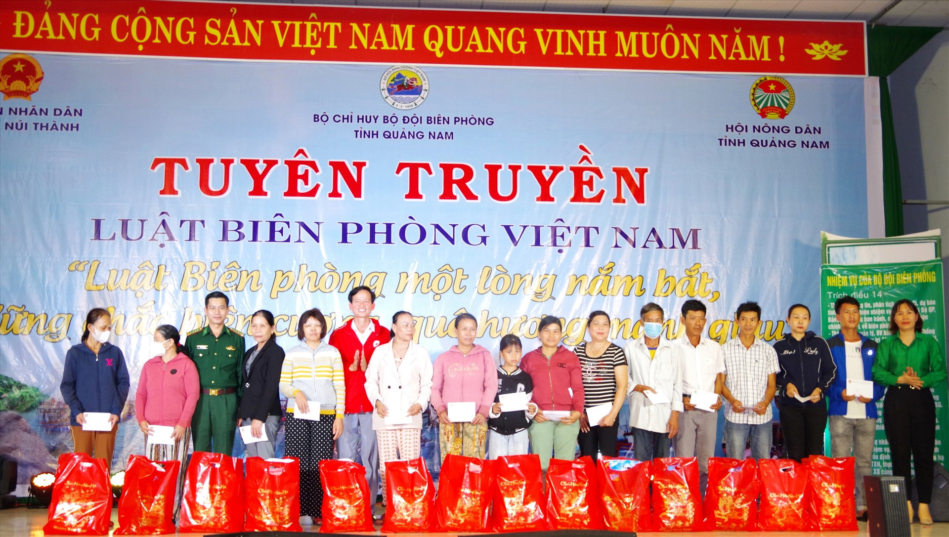Chương trình tặng quà cho các hộ gia đình có hoàn cảnh khó khăn của 3 xã: Tam Hải, Tam Quang, Tam Nghĩa