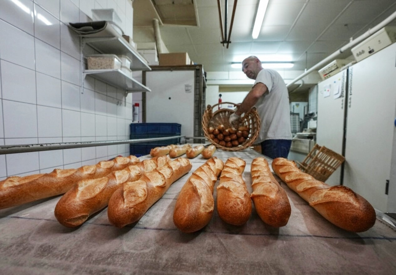 Một tiệm bánh mì baguette tại Pháp. Ảnh: AP