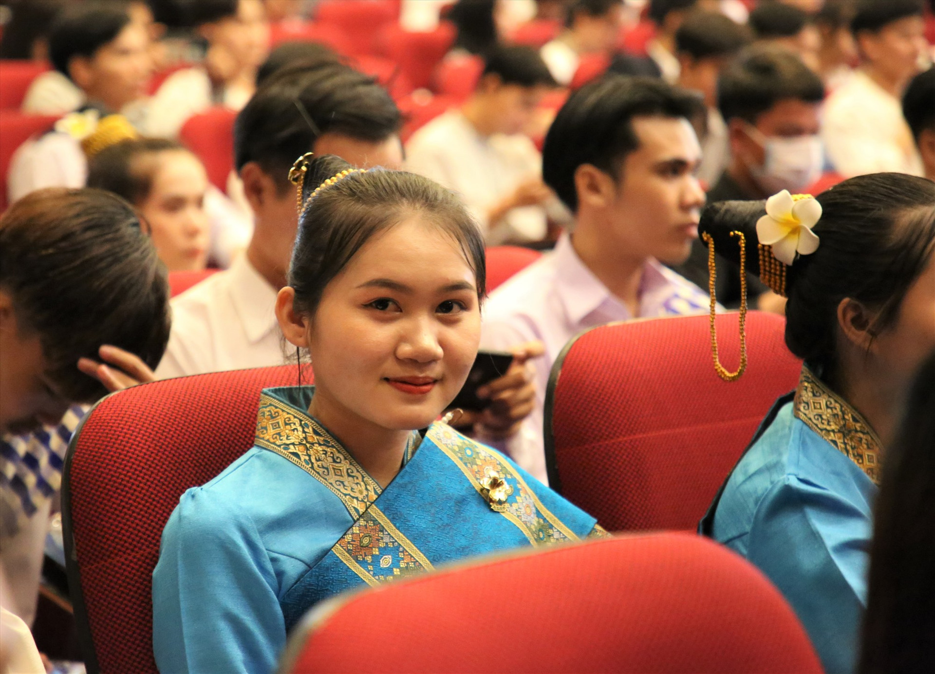 Một nữ sinh Lào tham dự gặp mặt với trang phục truyền thống. Ảnh: A.N