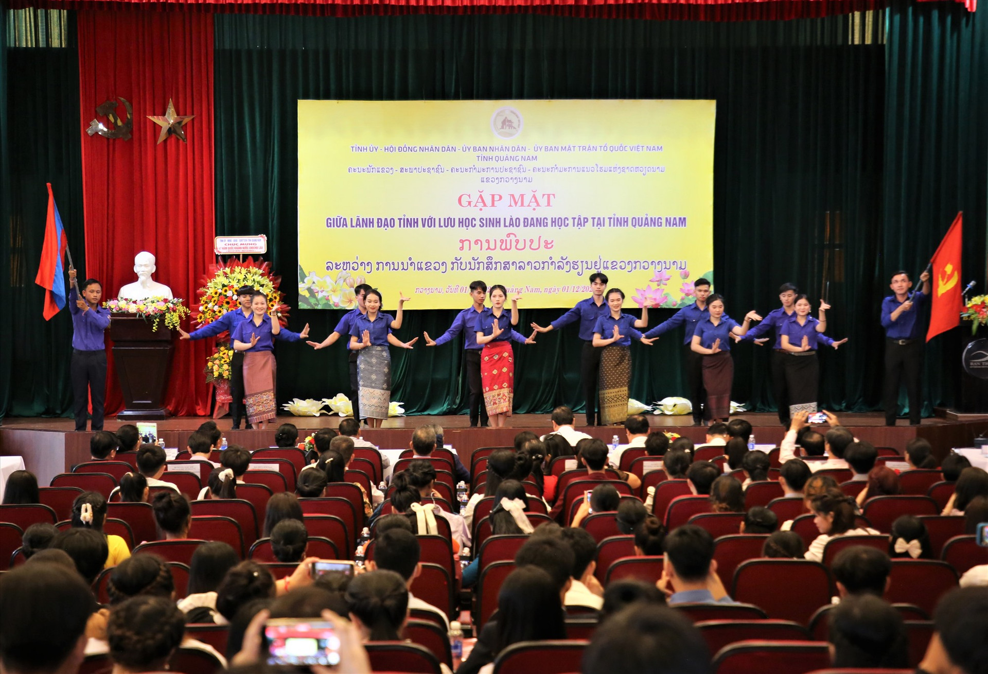 Các lưu học sinh Lào biểu diễn chương trình văn nghệ chào mừng. Ảnh: A.N