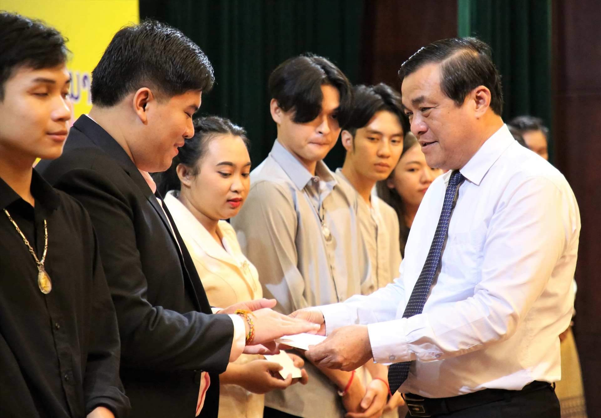Bí thư Tỉnh ủy Phan Việt Cường trao quà động viên du học sinh Lào. Ảnh: A.N