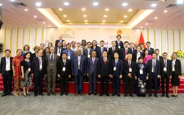 Participants pose for a group photo (Photo: VNA)