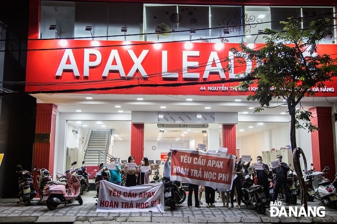 Đông đảo phụ huynh tập trung tại Trung tâm Apax English - Apax Leaders để đòi lại tiền học phí.