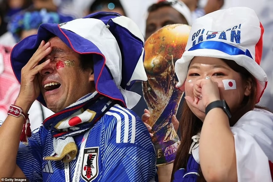 Cổ động viên Nhật Bản không giấu được những giọt nước mắt hạnh phúc.