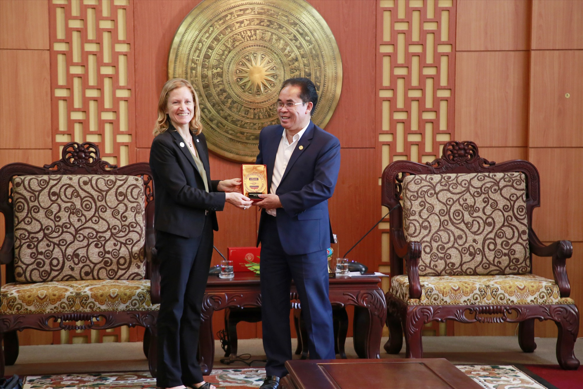 Phó Chủ tịch UBND tỉnh Trần Anh Tuấn tặng biểu trưng của Quảng Nam cho bà Aler Grubbs - Giám đốc USAID tại Việt Nam nhân buổi làm việc về dự án Hòa nhập 1. Y.C